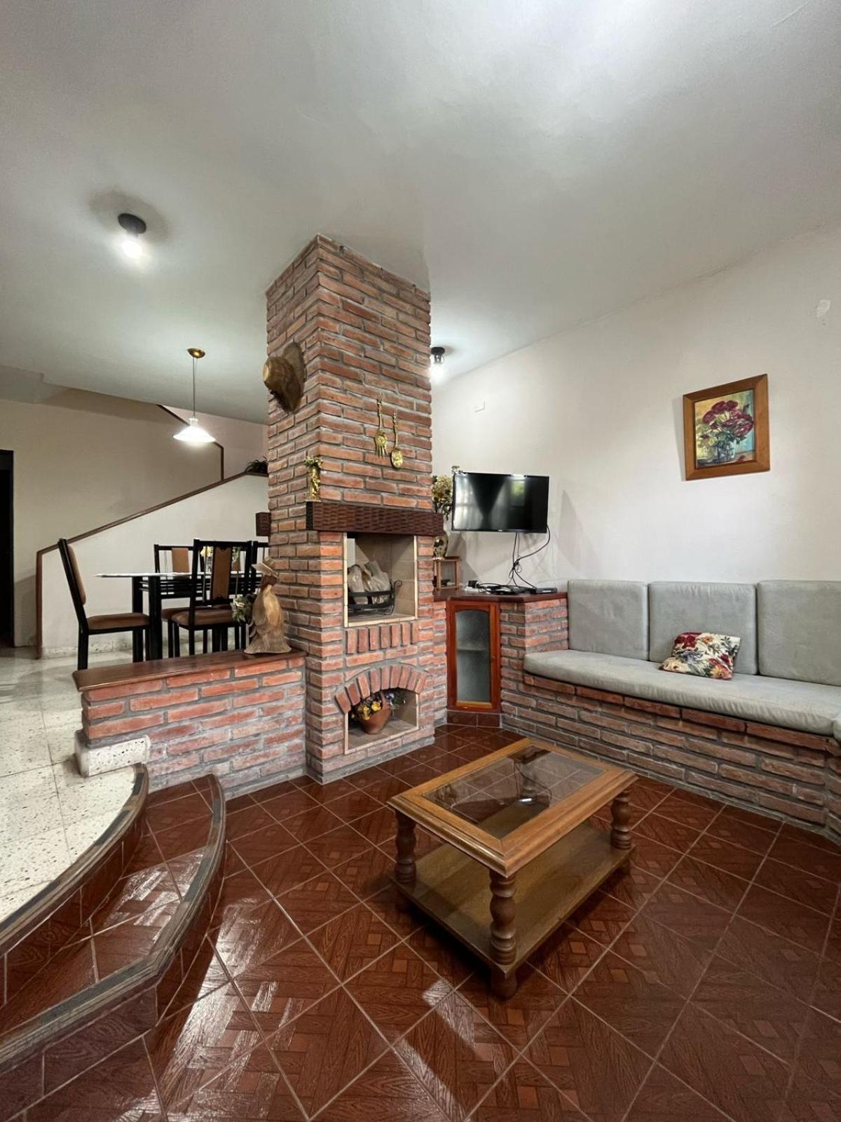 Casa Grand Bourg Con Magnifica Vista Y Pileta